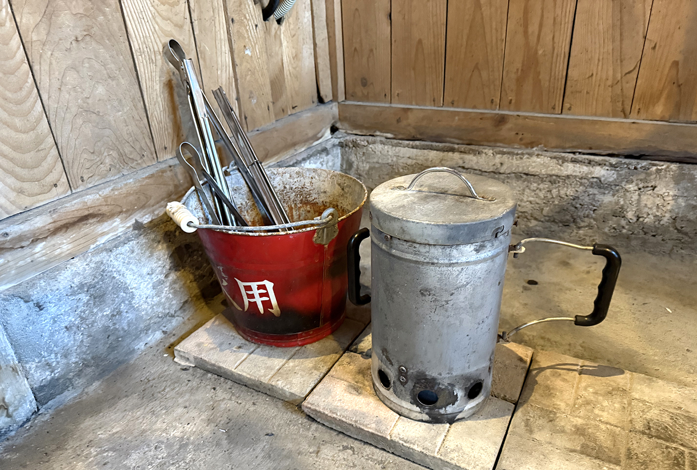 火おこし壺と火バサミ